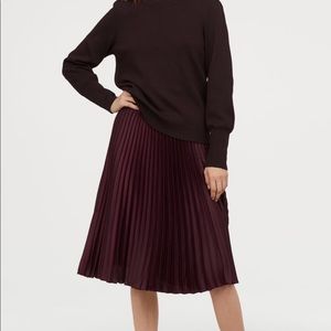 H&M Burgundy pleated skirt